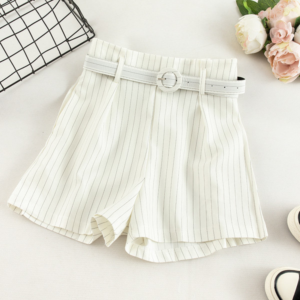 Pantaloni scurti eleganti de dama cu talie inalta si curea in mai multe culori