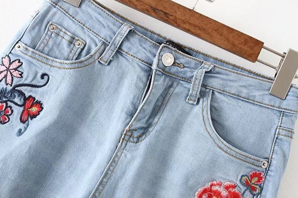 Blugi de dama de culoare albastru deschis cu broderie