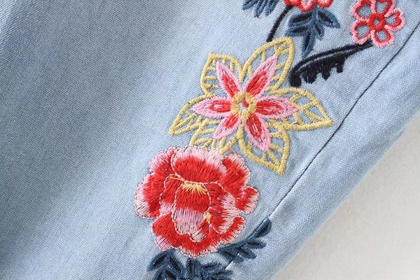 Blugi de dama de culoare albastru deschis cu broderie