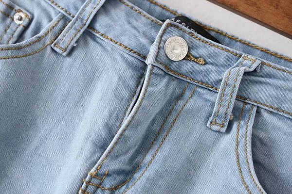 Blugi de dama de culoare albastru deschis cu broderie