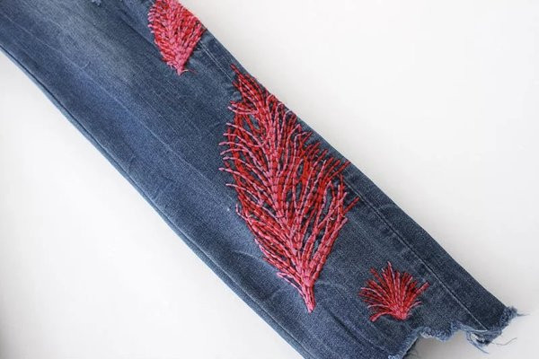 Blugi moderni de dama in albastru si broderii