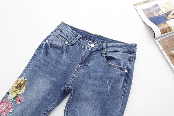 Blugi moderni de dama de culoare albastru deschis si broderii si motiv rupt