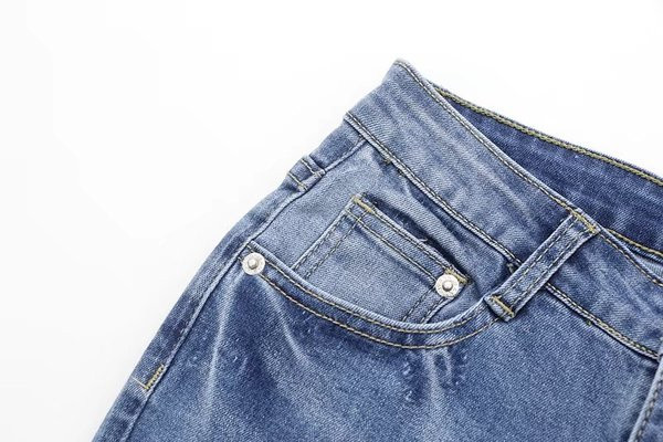 Blugi moderni de dama de culoare albastru deschis si broderii si motiv rupt