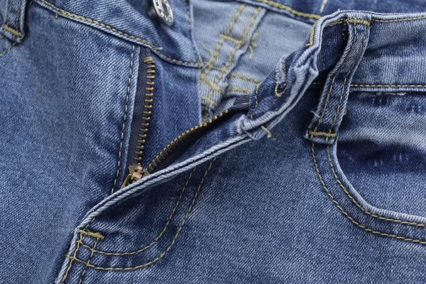 Blugi moderni de dama de culoare albastru deschis si broderii si motiv rupt