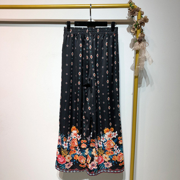 Pantaloni moderni de dama de culoare neagra cu model floral