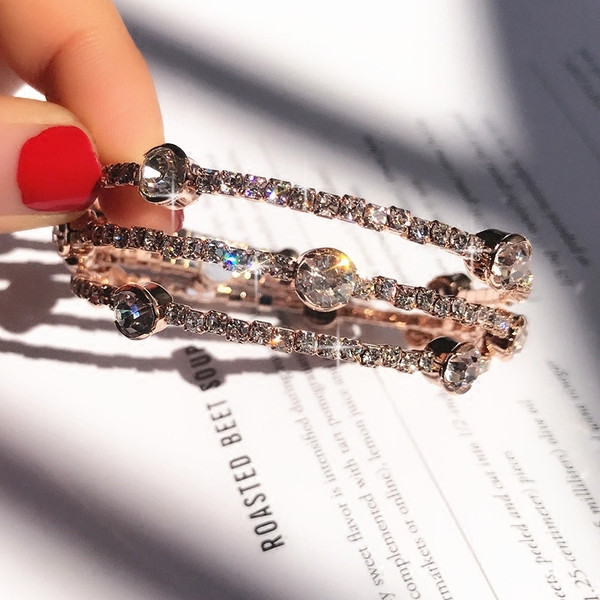 Brățară elegantă de damă în culoarea aurie-cu pietre