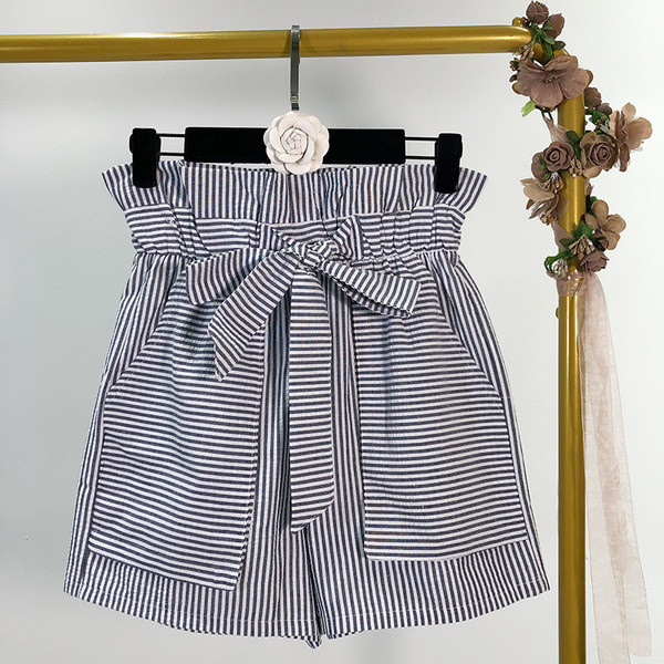 Pantaloni scurți de damă în dungi cu legături în talie