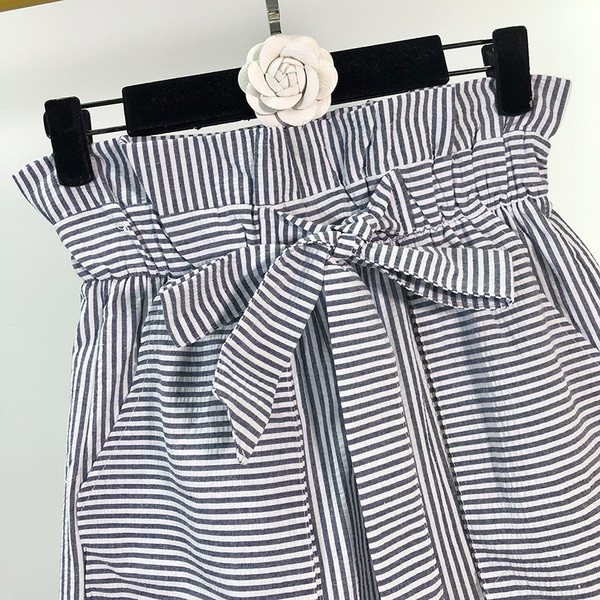 Pantaloni scurți de damă în dungi cu legături în talie