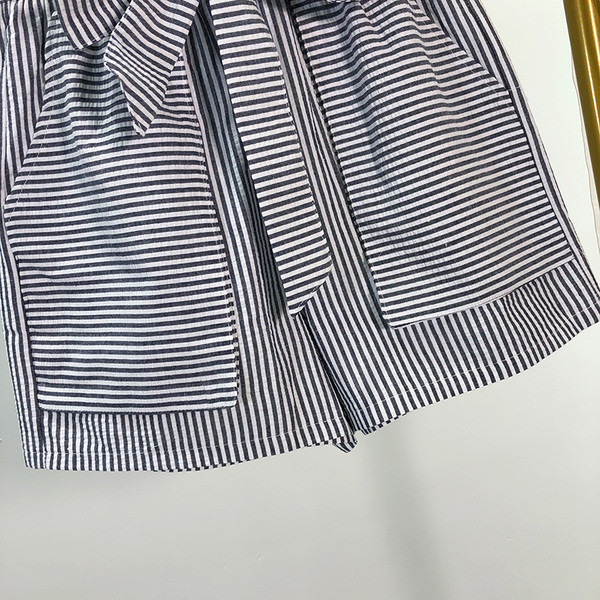 Pantaloni scurți de damă în dungi cu legături în talie