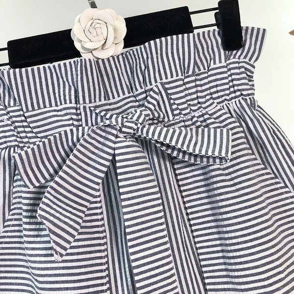 Pantaloni scurți de damă în dungi cu legături în talie