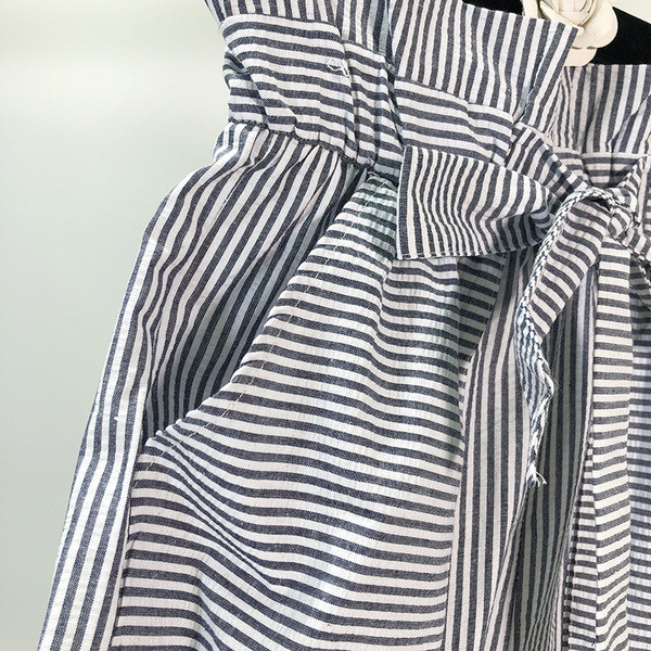 Pantaloni scurți de damă în dungi cu legături în talie