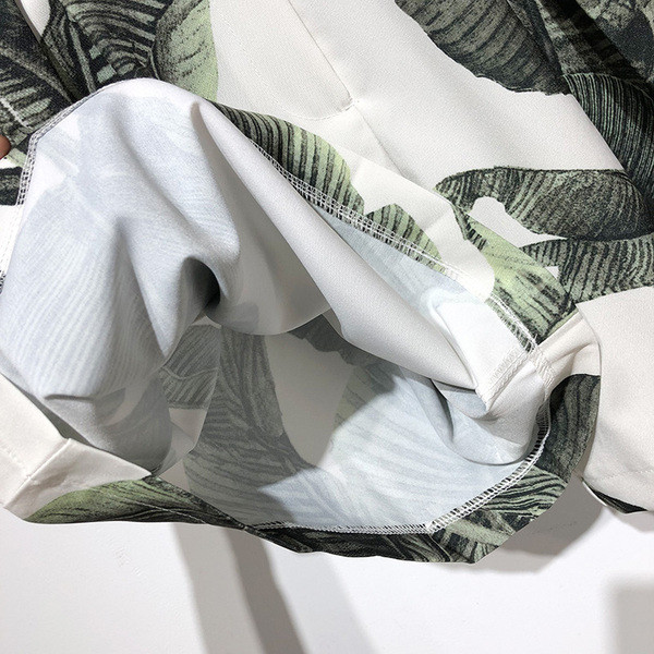 Pantaloni scurți de damă cu model floral