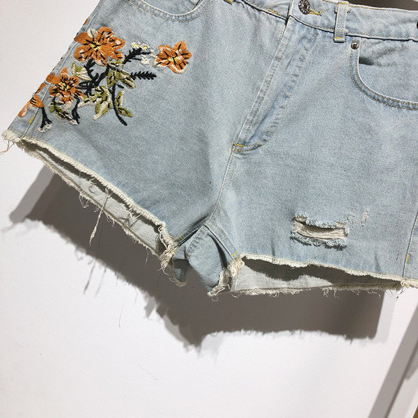 Blugi scurti de dama cu broderie si motiv rupt in albastru