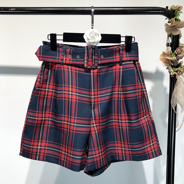 Pantaloni scurti de dama in carouri cu centura si buzunare