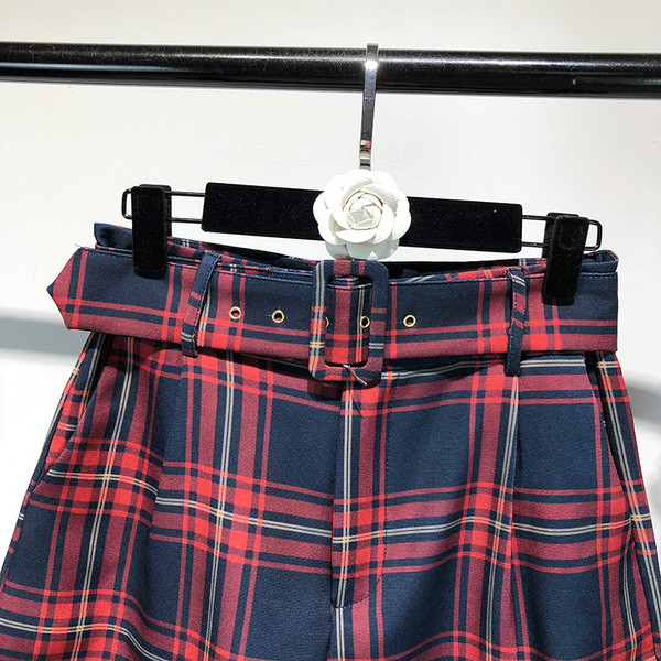 Pantaloni scurti de dama in carouri cu centura si buzunare