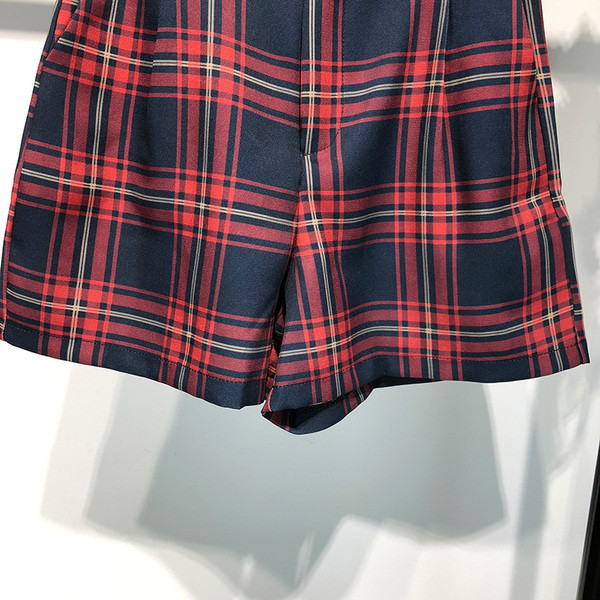 Pantaloni scurti de dama in carouri cu centura si buzunare