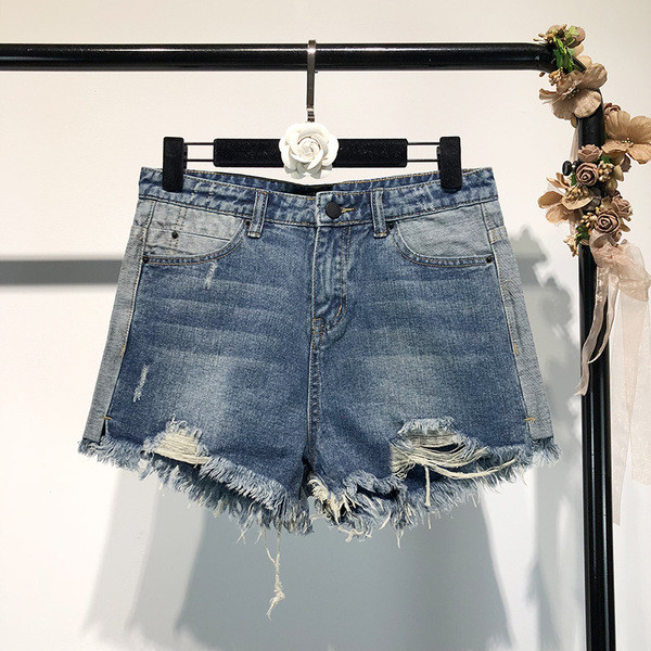 Pantaloni scurți de damă din denim cu motiv rupt