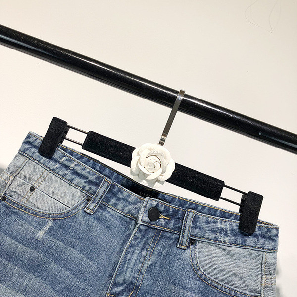 Pantaloni scurți de damă din denim cu motiv rupt