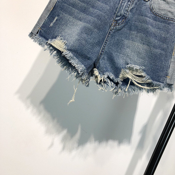 Pantaloni scurți de damă din denim cu motiv rupt