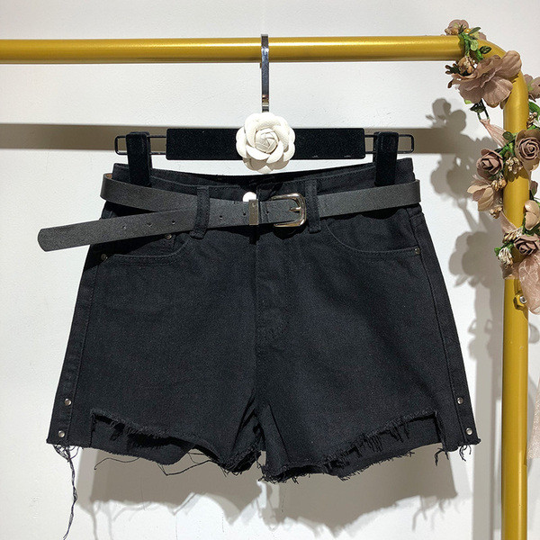 Pantaloni scurți din denim de damă în negru cu curea