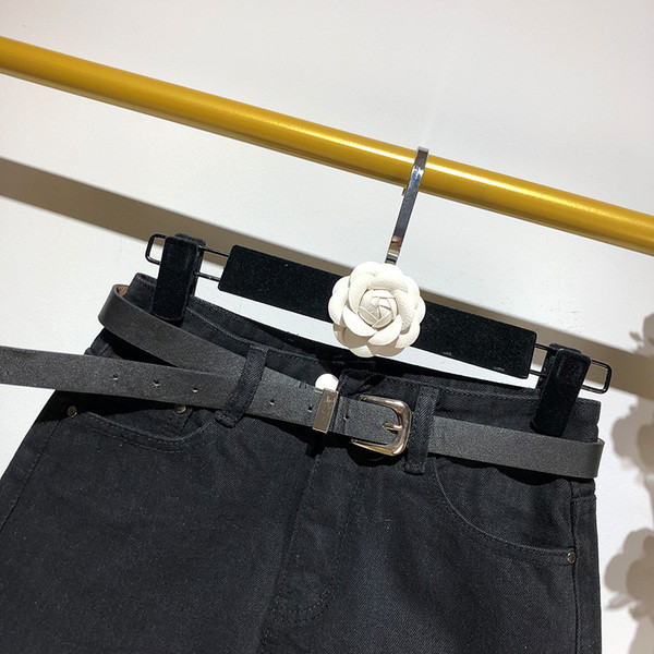 Pantaloni scurți din denim de damă în negru cu curea