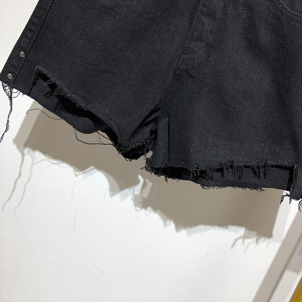 Pantaloni scurți din denim de damă în negru cu curea