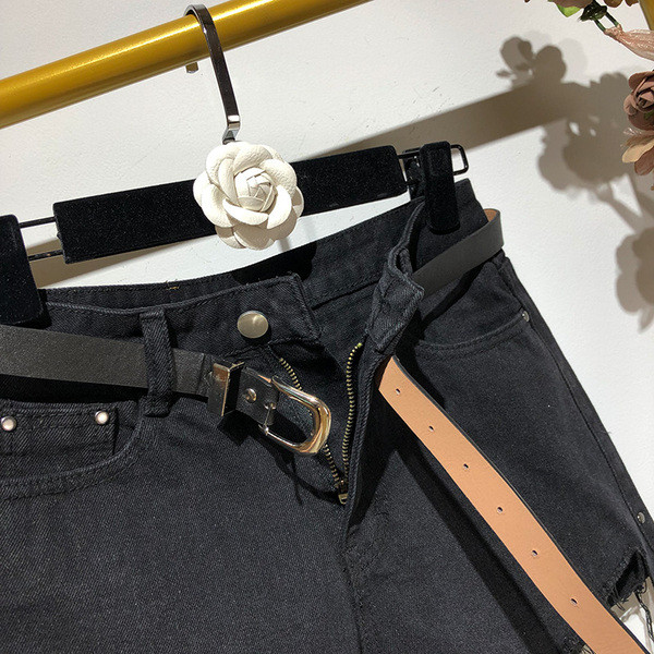 Pantaloni scurți din denim de damă în negru cu curea