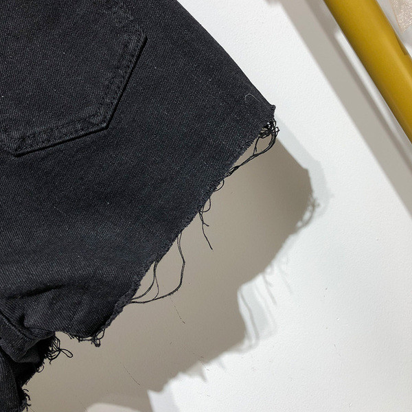 Pantaloni scurți din denim de damă în negru cu curea