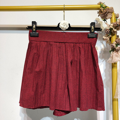 Pantaloni scurți plisați de damă