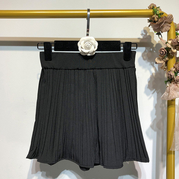 Pantaloni scurți plisați de damă