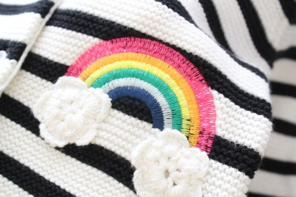 Vesta moderna pentru copii in dungi cu gluga pentru fete