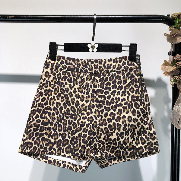 Pantaloni scurți de damă cu imprimeu animal