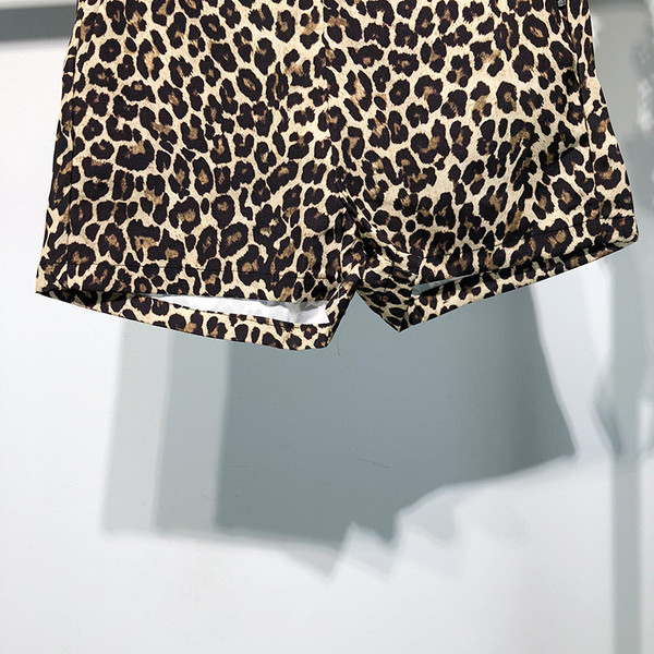 Pantaloni scurți de damă cu imprimeu animal