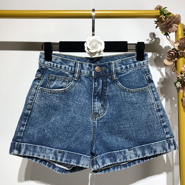 Pantaloni scurți de damă în albastru