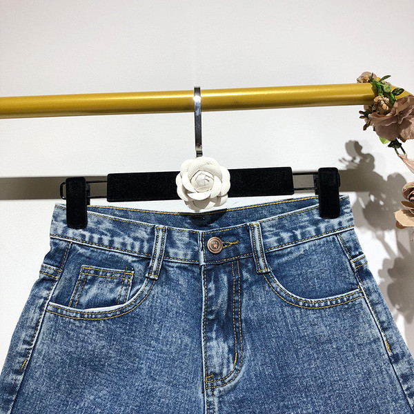 Pantaloni scurți de damă în albastru