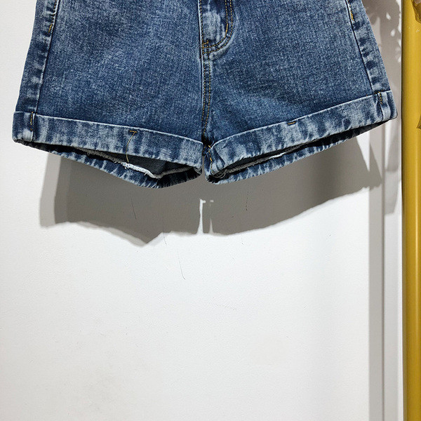 Pantaloni scurți de damă în albastru