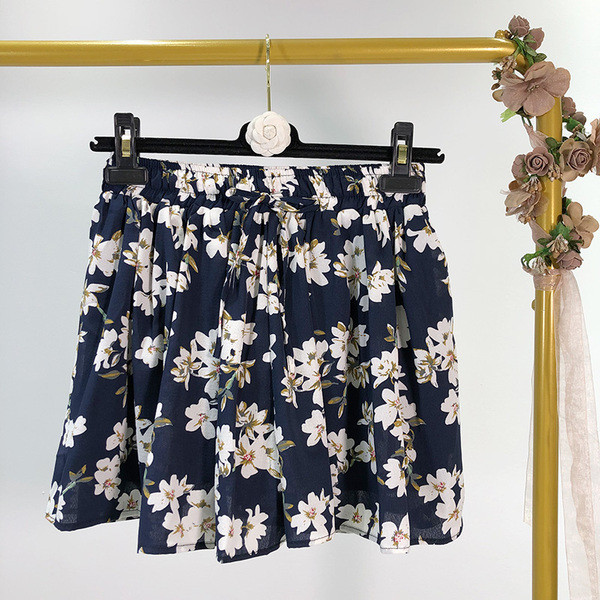 Pantaloni scurți de damă cu model floral