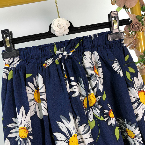 Pantaloni scurți de damă cu model floral