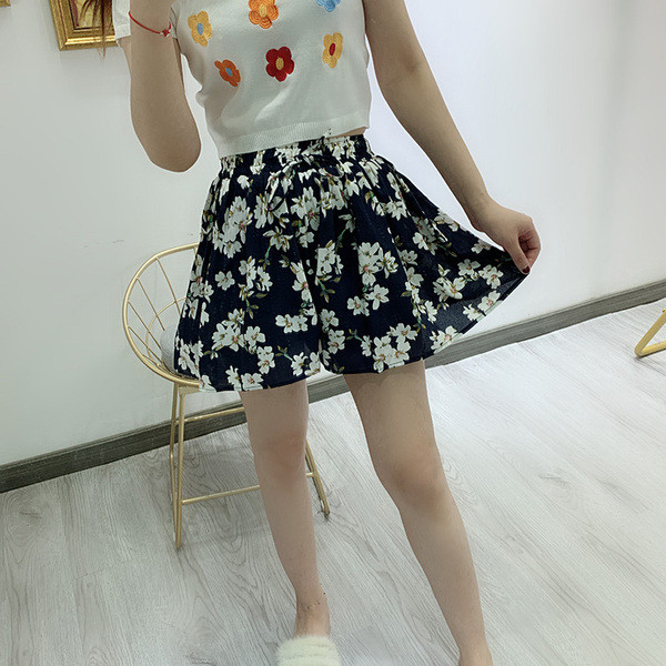 Pantaloni scurți de damă cu model floral