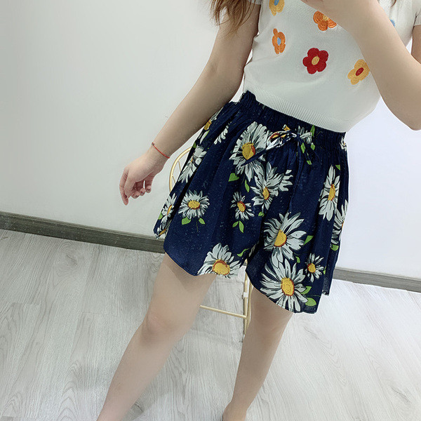 Pantaloni scurți de damă cu model floral