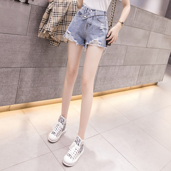 Blugi scurti de dama cu talie inalta si motive rupte