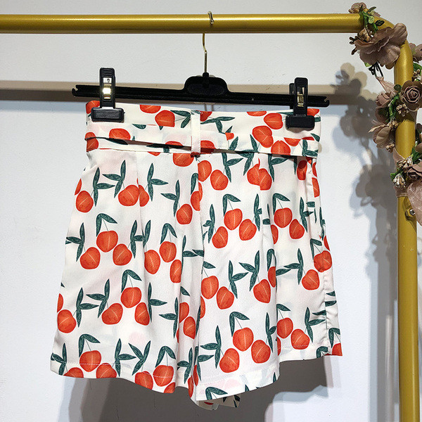 Pantaloni scurti de dama cu talie inalta si curea cu model