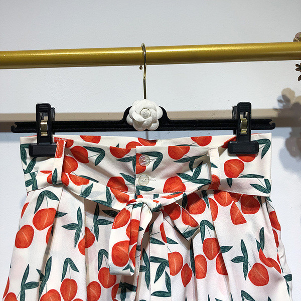 Pantaloni scurti de dama cu talie inalta si curea cu model