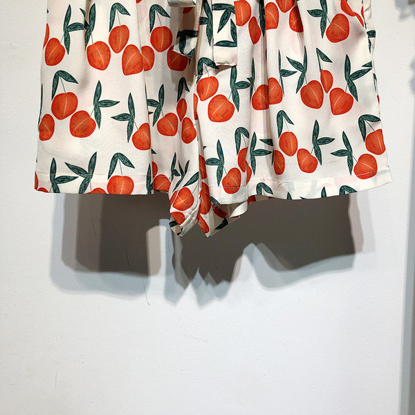 Pantaloni scurti de dama cu talie inalta si curea cu model