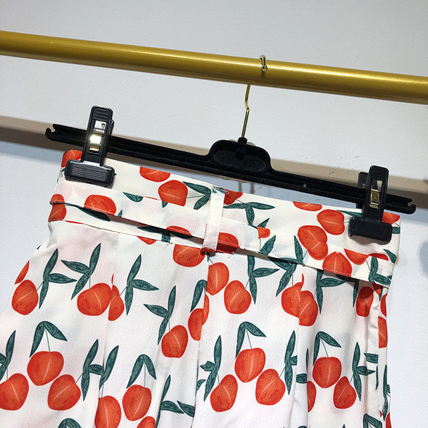 Pantaloni scurti de dama cu talie inalta si curea cu model