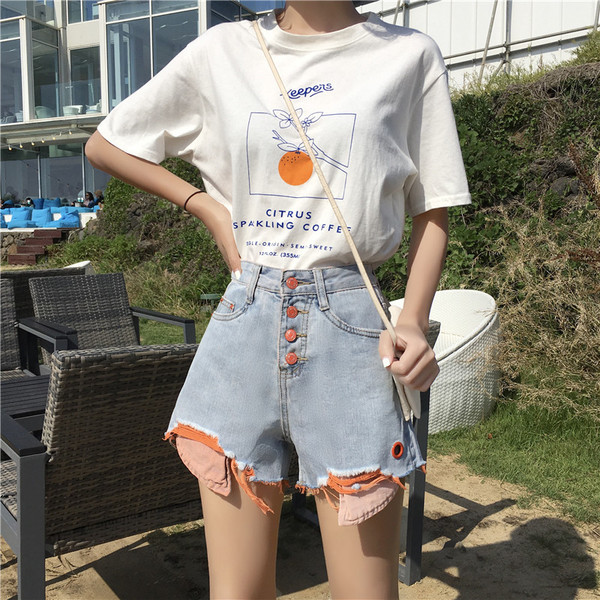 Pantaloni scurți de damă actuali cu nasturi colorați