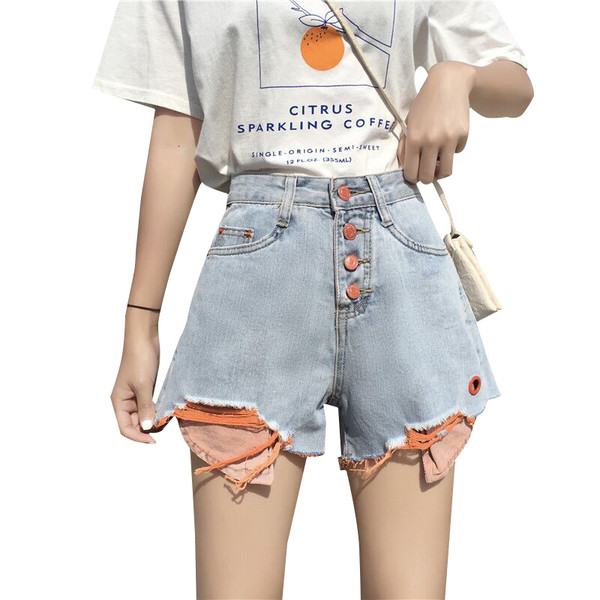 Pantaloni scurți de damă actuali cu nasturi colorați