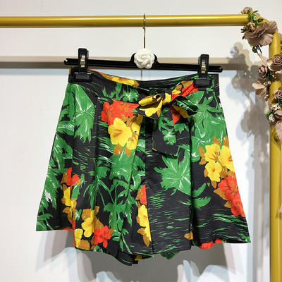 Дамски къс панталон с връзки на талията с флорален десен