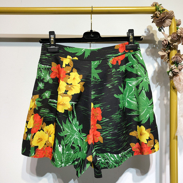 Pantaloni scurți de damă cu legături florale în talie