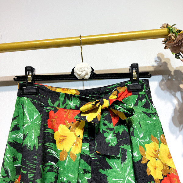 Pantaloni scurți de damă cu legături florale în talie